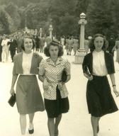Ženske na promenadi v Tivoliju, pred 2. sv. vojno, foto: Karel Holynski. Hrani Dokumentacija SEM.