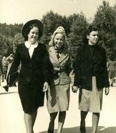 Ženske na promenadi v Tivoliju, pred 2. sv. vojno, foto: Karel Holynski. Hrani Dokumentacija SEM.