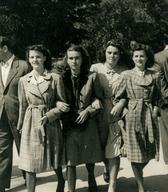 Ženske na promenadi v Tivoliju, pred 2. sv. vojno, foto: Karel Holynski. Hrani Dokumentacija SEM.