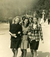 Ženske na promenadi v Tivoliju, pred 2. sv. vojno, foto: Karel Holynski. Hrani Dokumentacija SEM.