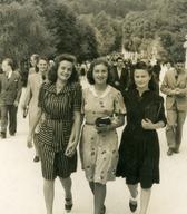 Ženske na promenadi v Tivoliju, pred 2. sv. vojno, foto: Karel Holynski. Hrani Dokumentacija SEM.