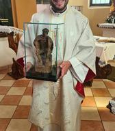 Martin Golob z lesenim kipcem Sedečega premišljujočega Kristusa.