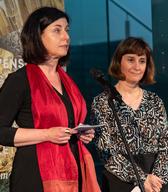 Soavtorici razstave dr. Helena Motoh (Zrs Koper) in prof. dr. Nataša Vampelj Suhadolnik (Oddelek za azijske študije Filozofske fakultete Univerze v Ljubljani). Foto: Blaž Verbič