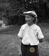 Zavezovanje rute ob poletni vročini, Ivanjše na Dolenjskem, 1956 / Dokumentacija SEM (foto F. Šarf). Zavezovanje rute ob poletni vročini, Ivanjše na Dolenjskem, 1956 / Dokumentacija SEM (foto F. Šarf).