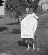 Krstno oblačilo, foto Marija Makarovič, Zadlog, 1959 (Dokumentacija SEM).
