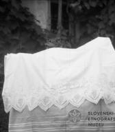 Mrtvaški prt s čipko, foto Pavla Štrukelj, Rašica, 1960 (Dokumentacija SEM).