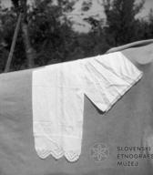 Brisača, ko pride duhovnik k bolniku, foto Pavla Štrukelj, Veliki Osolnik, 1960 (Dokumentacija SEM).