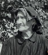 Polaganje rute ob poletni vročini, Barbane v Goriških Brdih, sredi 20. stol. / Dokumentacija SEM (foto B. Orel). Polaganje rute ob poletni vročini, Barbane v Goriških Brdih, sredi 20. stol. / Dokumentacija SEM (foto B. Orel).