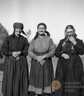 Zavezovanje rut pri starejših vaščankah, Čežarji na Primorskem, 1949 / Dokumentacija SEM (foto M. Matičetov). Zavezovanje rut pri starejših vaščankah, Čežarji na Primorskem, 1949 / Dokumentacija SEM (foto M. Matičetov).