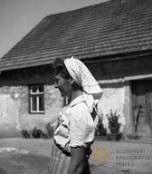 Vsakdanja vezava delovne rute (na uršo), Artiža vas na Dolenjskem, 1950 / Dokumentacija SEM (foto B. Orel). Vsakdanja vezava delovne rute (na uršo), Artiža vas na Dolenjskem, 1950 / Dokumentacija SEM (foto B. Orel).