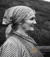 Vsakdanja vezava delovne rute, Vrh pri Trebelnem, 1951 / Dokumentacija SEM (foto M. Matičetov). Vsakdanja vezava delovne rute, Vrh pri Trebelnem, 1951 / Dokumentacija SEM (foto M. Matičetov).