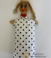 Ročna lutka – lik spečega dekleta s kitkami / Nemčija / 2. polovica 20. stoletja / zbirka SEM