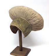 Avba z zlatim brokatnim čelnikom in krožnikastim oglavjem / Ljubno na Gorenjskem / iz zbirke SEM / foto: J. Žagar. 