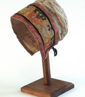 Mala avba z brokatnim čelnikom in mehkim, glavi prilegajočim se oglavjem / neznane provenience / iz zbirke SEM / foto: J. Žagar. 