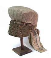 Avba z zlatovezenim čelnikom, okroglastim oglavjem in pentljo / neznane provenience / iz zbirke SEM / foto: J. Žagar. 