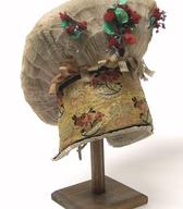 Ženitovanjska avba z brokatnim čelnikom, cvetličnimi okraski in krožnikastim oglavjem / Sorica / iz zbirke SEM / foto: J. Žagar. 