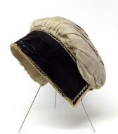 Mala avba s črnim svilenim čelnikom in mehkim, glavi prilegajočim se oglavjem / neznane provenience / iz zbirke SEM / foto: J. Žagar. 