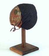 Trda, glavi prilegajoča se iz črne svile, s krašenim temenskim delom / Rož / iz zbirke SEM / foto: J. Žagar. 