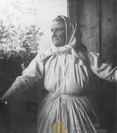 Zavezovanje rute starejše kmetice, Metlika, 1926 / Dokumentacija SEM (foto: S. Šantel). Zavezovanje rute starejše kmetice, Metlika, 1926 / Dokumentacija SEM (foto: S. Šantel).