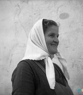 Zavezovanje rute oz. male peče za v cerkev, Dokležovje v Prekmurju, 1959 / Dokumentacija SEM (foto M. Jagodic). Zavezovanje rute oz. male peče za v cerkev, Dokležovje v Prekmurju, 1959 / Dokumentacija SEM (foto M. Jagodic).