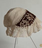 Jalba, žensko pokrivalo, krojeno kot zavijača, a brez naborka na daljši stranici / Bela krajina / iz zbirke SEM / foto: J. Žagar. 