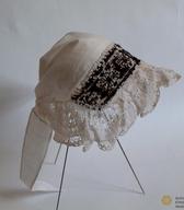 Jalba, žensko pokrivalo, krojeno kot zavijača, a brez naborka na daljši stranici / Podzemelj / iz zbirke SEM / foto: J. Žagar. 