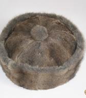 Moška polhovka iz sivo rjavih polšjih kožic, z okroglim oglavjem, s kožuhovinastim gumbom na vrhu in z nazaj zavihanim robom / Podbukovje na Dolenjskem / iz zbirke SEM / foto: J. Žagar.