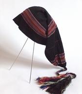 Dolga moška kapa iz svilenega trikoja črne barve z drugobarvnimi progami in drobnimi vzorčki / Podjelje v Bohinju / iz zbirke SEM / foto: J. Žagar. 