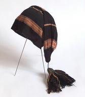 Dolga moška kapa iz svilenega trikoja črne barve z drugobarvnimi progami in drobnimi vzorčki / Škofja Loka / iz zbirke SEM / foto: J. Žagar. 