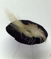 Žensko pokrivalo v obliki velike barete iz prešite črne svile / Ljubljana / iz zbirke SEM / foto: J. Žagar. 