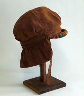 Ženska kapa za avto, z mehkim okroglim nabranim oglavjem, čelnim ščitnikom in visečim zadnjim ščitnikom / Ljubljana / iz zbirke SEM / foto: J. Žagar. 