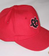 Kapa iz rdečega blaga, tkanega v keprovi vezavi, krojena v šestdelno oglavje z okrasnimi in trdim, večkrat prešitim ščitnikom iz enakega blaga in bele podloge. Na zatilni strani je strojno uvezen bel napis FUBU. Kapo je nosil ljubljanski gimnazijec v začetku 21. stoletja / Ljubljana / iz zbirke SEM / foto: J. Žagar. 