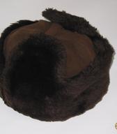 Moška zimska kapa iz temno rjavega krzna, z navzgor zavihanim robom in naušniki. Kot zimsko pokrivalo jo je do leta 1998 uporabljal ljubljanski kovinostrugar / Ljubljana / iz zbirke SEM / foto: J. Žagar. 