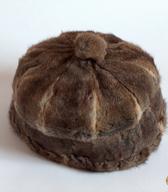 Moška polhovka iz polšjih kožic je bila izdelana v 50. letih 20. stoletja v Ložu, kot zimsko pokrivalo jo je do konca 60. let 20. stoletja nosil zdravnik – kirurg / Nova Gorica / iz zbirke SEM / foto: J. Žagar. 