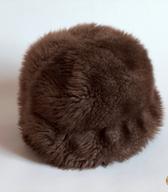 Ženska zimska kapa iz kožuhovine, krojena z okroglim oglavjem in posebej našitim robom. Konfekcijski izdelek je za zimske sprehode uporabljala upokojenka v zadnji četrtini 20. in na začetku 21. stoletja / Ljubljana / iz zbirke SEM / foto: J. Žagar. 