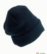 Črna, strojno pletena kapa iz mešanice volne in poliakrila- Na čelnem delu zavihka je s črno nitjo strojno izvezena tigrova glava. Kapo je nekaj zimskih sezon po letu 2000 občasno nosila osnovnošolka / Ljubljana / iz zbirke SEM / foto: J. Žagar. 