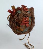 Krstna (domnevno) čepica iz svileno-kovinskega brokata, raznobarvnih svilenih okrasnih trakov in čipkastih naborkov / neznanega izvora / iz zbirke SEM / foto: J. Žagar.