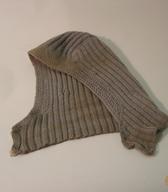 Podkapa, ročno pletena iz sive volne. Del zimske drvarske delovne oprave / Oplotnica / iz zbirke SEM / foto: J. Žagar. 