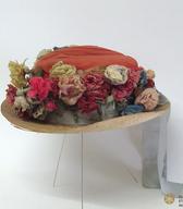 Moški slamnik iz svetle slame, z vtisnjenim oglavjem in privzdignjenimi krajci; slamnik serijske izdelave, s papirnatim in svilenim okrasjem na oglavju prirejen za vidno opravo parterja, organizatorja in vodje vaškega plesa v 50. letih 20. stoletja / Dekani / iz zbirke SEM / foto: J. Žagar. 