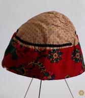 Pociv, žensko pokrivalo iz vzorčaste bombaževine in volnenega blaga, krojeno glavi priležno / Bogojina / iz zbirke SEM / foto: J. Žagar. 