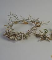 Venec za premožno kmečko nevesto in šopka za ženina; spominska predmeta na poroko staršev 1895 / Sava pri Litiji / iz zbirke SEM / foto: J. Žagar. 