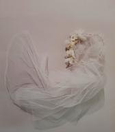 Birmanski venček s tančico iz leta 1966; venček je bil skupaj z birmansko obleko kupljen v Trstu in kasneje hranjen za spomin / Ljubljana /  iz zbirke SEM / foto: J. Žagar. 