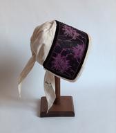 Zavijača, čelnik iz črne svile z vtkanim lila cvetličnim vzorcem in s kovinskimi našitki iz srebrne filigranske niti (lističi) ter cikcak kovinsko borduro / Koprivnik v Bohinju / iz zbirke SEM / foto: J. Žagar.