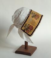 Zavijača, čelnik iz rumenega svileno – kovinskega brokata z rožnato-rjavo-zelenimi šopki, rjavimi in zelenimi listi in srebrnimi in zlatimi kovinskimi nitmi / Cerklje na Gorenjskem / iz zbirke SEM / foto: J. Žagar. 