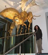Čebelja skulptura na razstavi Kjer so čebele doma in umetnik Gulliermo Escalante