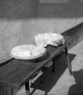 Vzhajanje kruha v lončeni posodi in peharju / Bread rising in a clay vessel and wicker basket, Poljane pri Žužemberku, 1957, f o t o / photo: Marija Jagodic