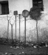 Ognjiščno orodje / Fireplace tools, Skomarje, 1963, foto / photo: Fanči Šarf