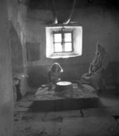 Peka kruha na odprtem ognjišču pod črepnjo / Baking bread on an open fireplace under a črepnja, Labor, 1950, foto / photo: Boris Orel