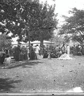 Domačini prodajajo bombaž na tržnici. Foto: Leo Poljanec, 1911-1914. Dokumentacija SEM. 