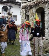 Mladoporočenca in Ta grdi v ozadju